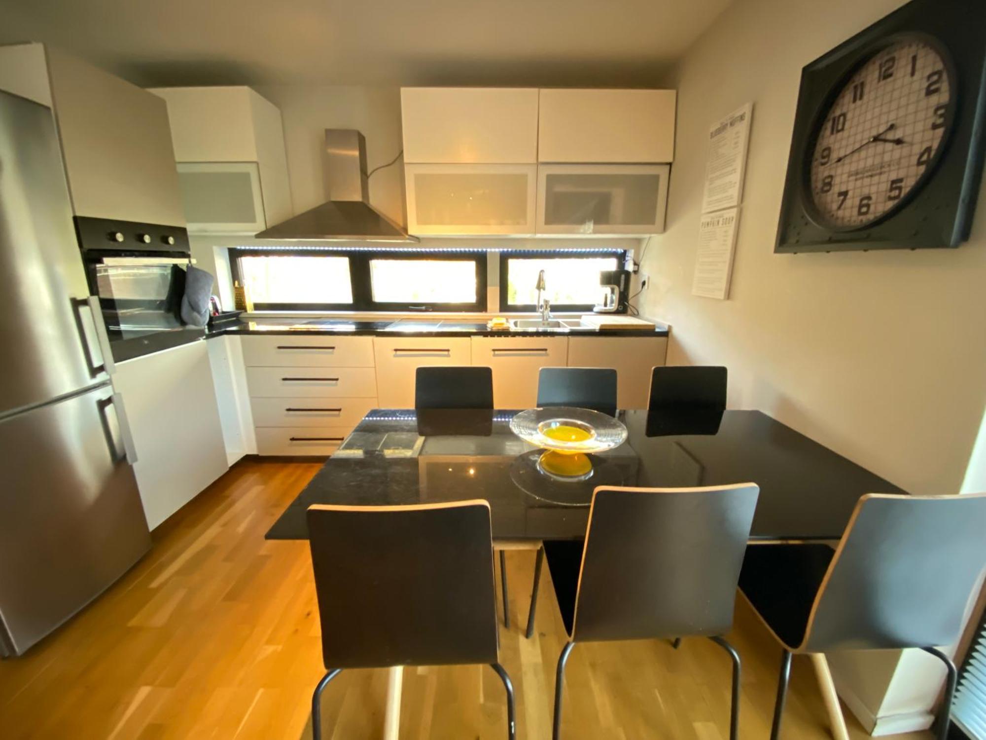 Townhouse On Arlanda Stockholm Metro Line - Easy Checkin Villa Солентюна Екстериор снимка